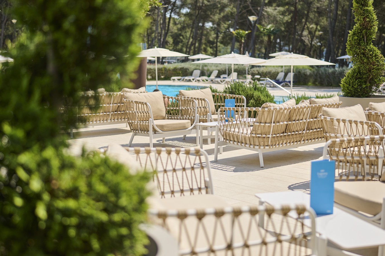 Bartender che prepara un cocktail presso Aminess Maradiso Hotel Laguna, Novigrad Croazia