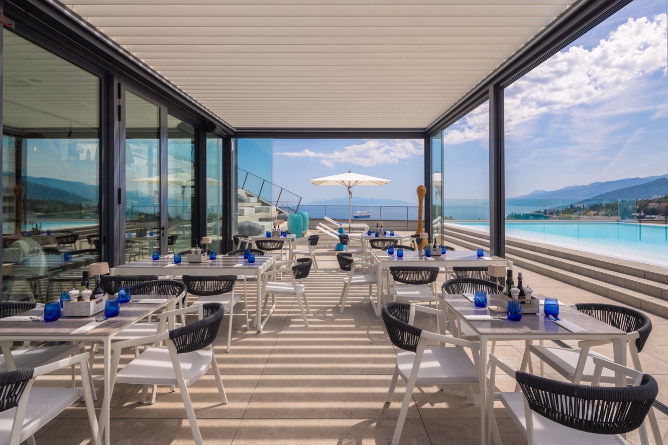 Krovna terasa restorana i bara Il Cantuccio s lounge prostorom, sjenilima i otvorenim pogledom na more