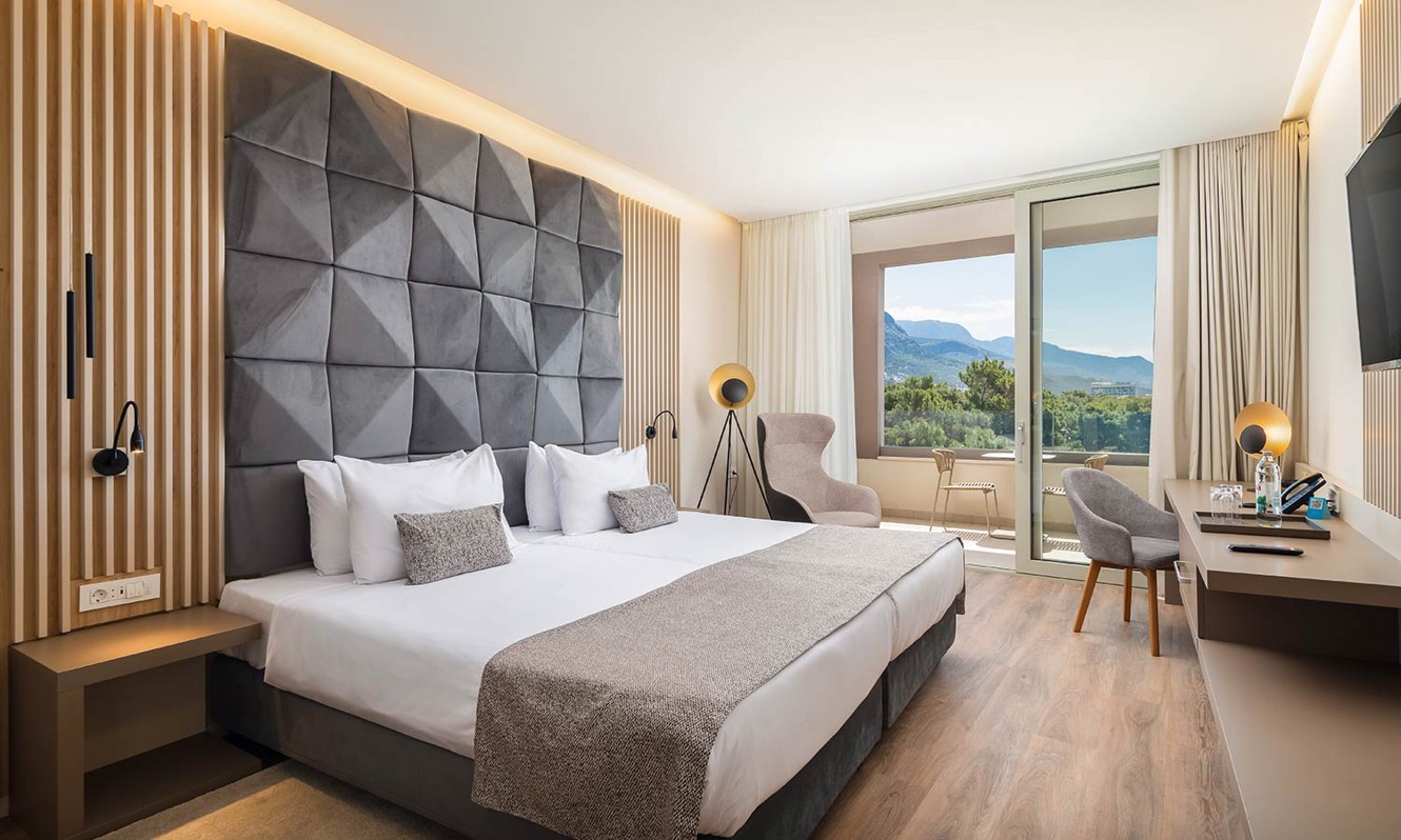 Ein luxuriöses Zimmer mit Balkon im Aminess Laurel Khalani Hotel in Makarska.