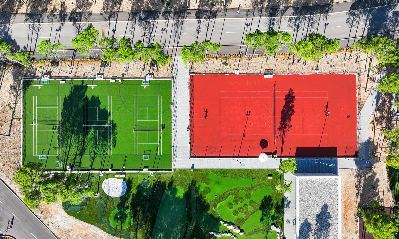 Vista panoramica dell'area sportiva nel resort Aminess Style Camping Avalona.