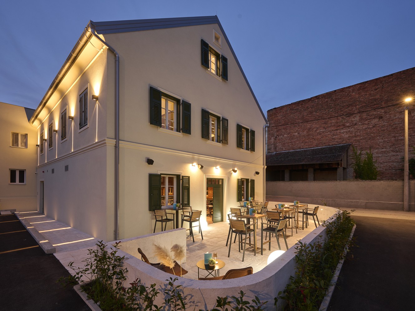 Aussenansicht des Aminess Hotels mit moderner Fassade und Parkplatz
