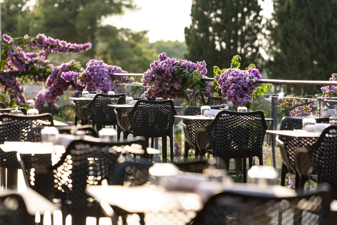 Terasa restorana Oliveto s pogledom na prirodu i mirisnim cvijećem u Aminess Vival Velaris Resortu na otoku Braču.