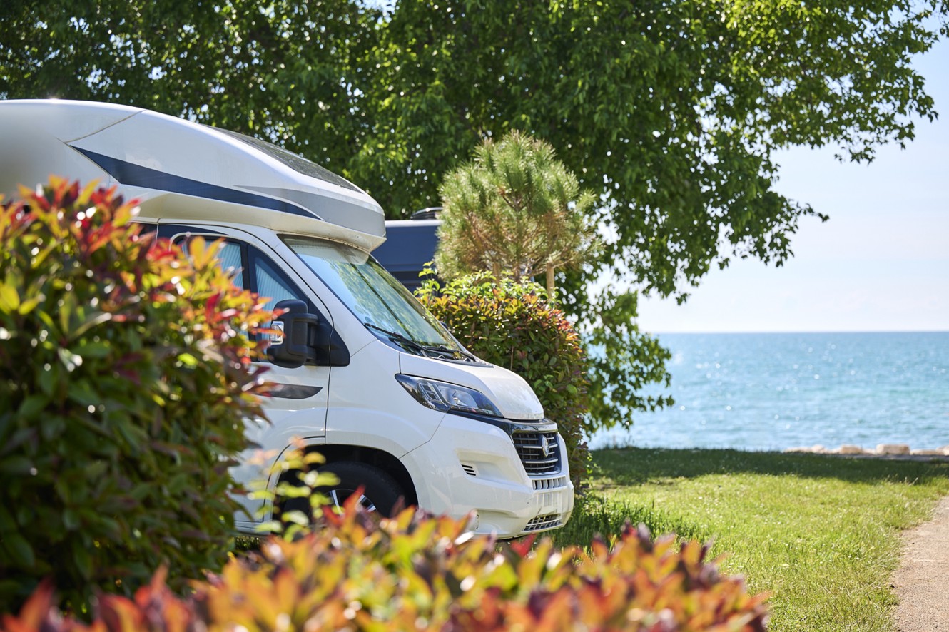 Avtodom ob morju v zelenem Aminess Planet Camping Maravea.