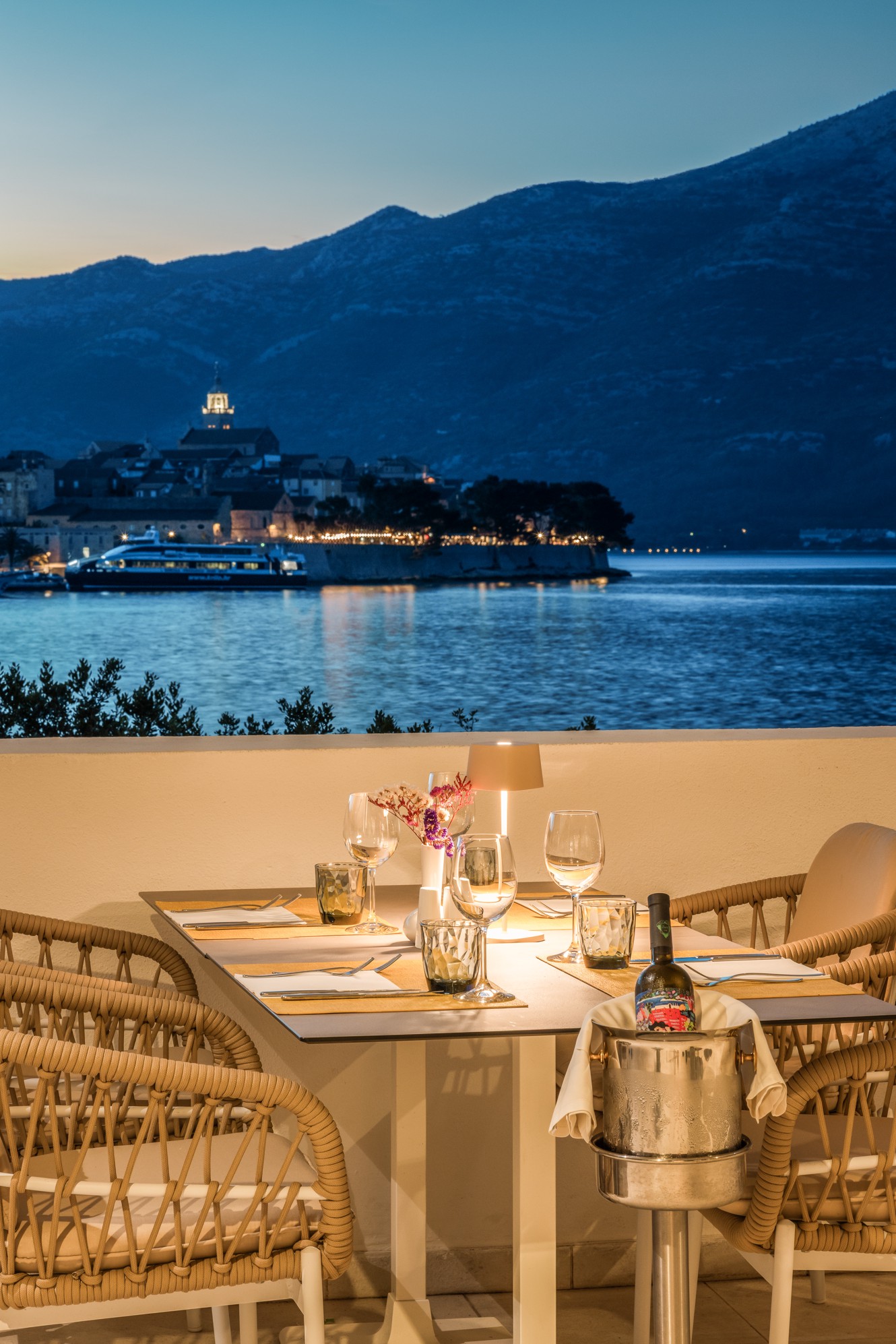 Außenbereich des Unico Restaurants mit Meerblick