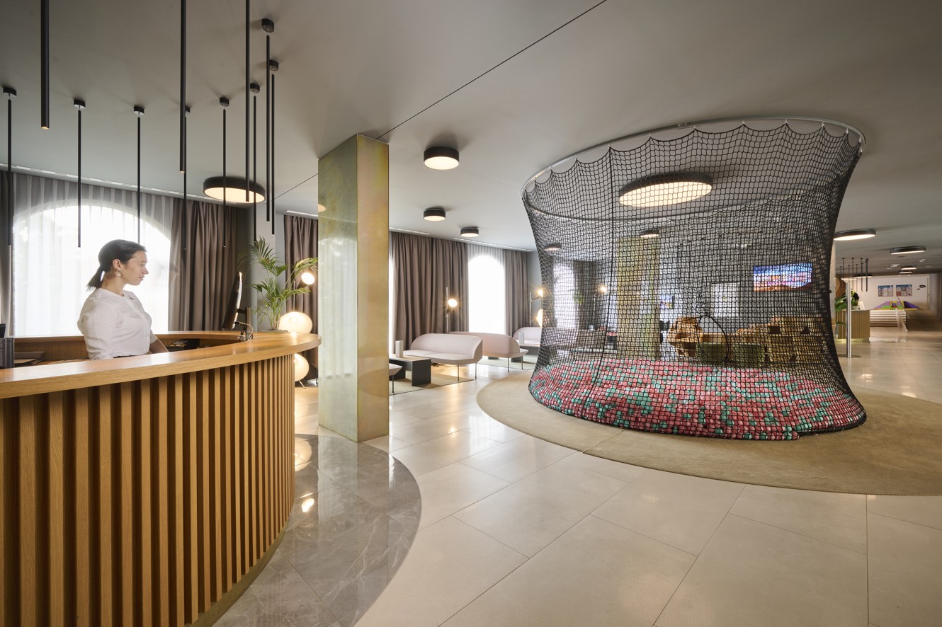 Ricezione elegante con design moderno presso l'Aminess Vival Lišanj Family Hotel a Novi Vinodolski.