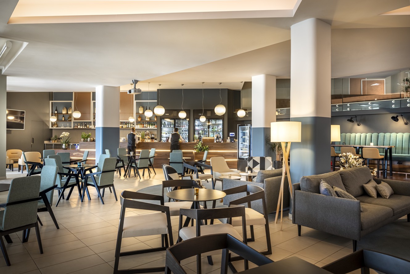 Immagine del bar aperitivo, con vista sul bancone e l'allestimento del tavolo.