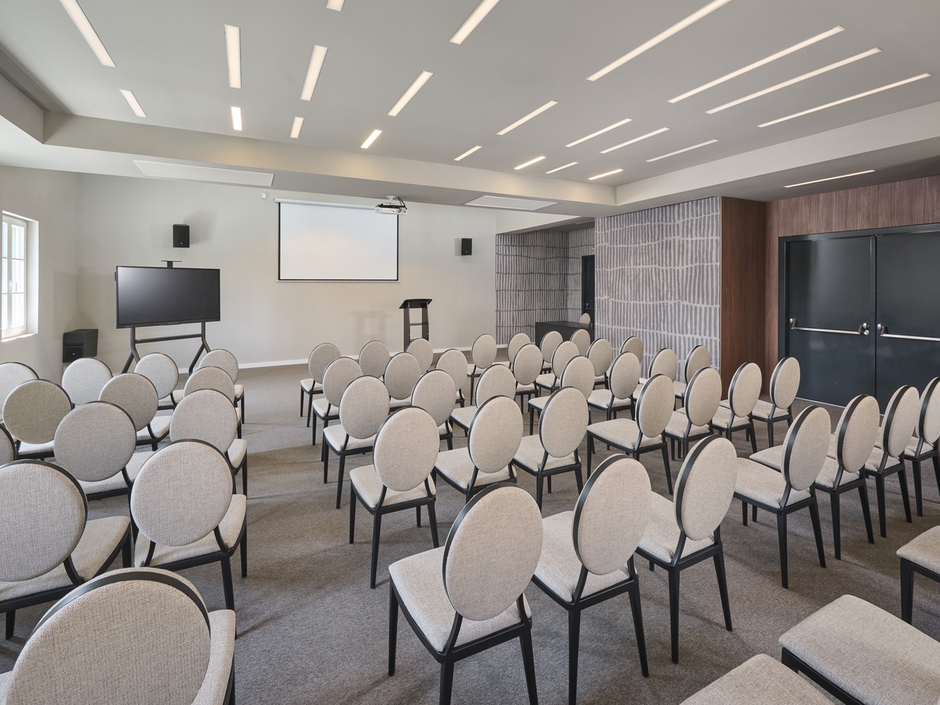 Innenraum einer Hotel Konferenzhalle mit Stuhlreihen fuer Meetings