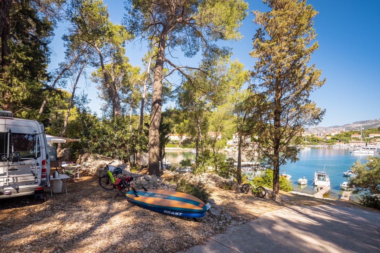 Superiorplaats bij Aminess Planet Camping Port9 Resort met camper en uitzicht op zee.