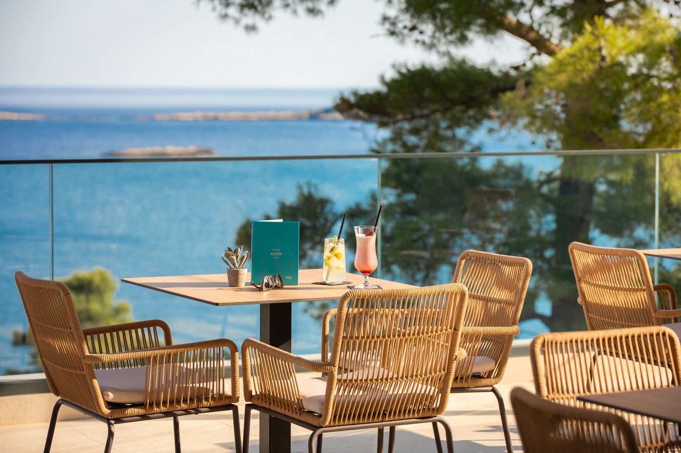 Barterras van Aminess Alfir Hotel met cocktails en uitzicht op zee.
