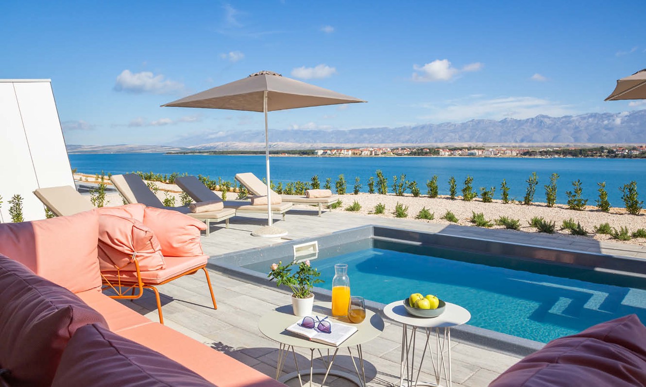 Arredamento da esterno in colore rosa con colazione servita in riva al mare presso il resort Aminess Style Camping Avalona.