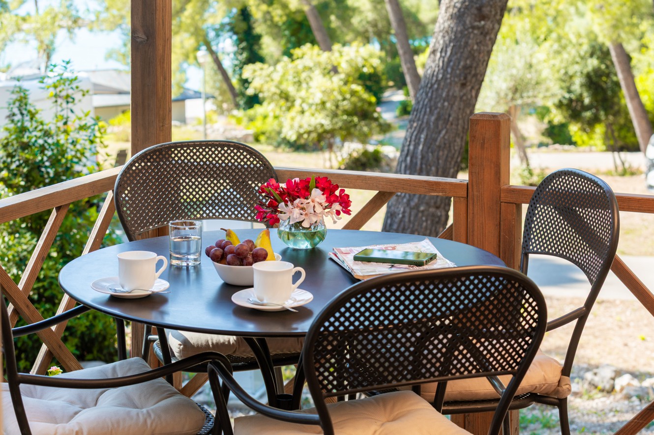 Ontspannend terras van een stacaravan bij Planet Camping Holiday Homes Port9, de perfecte plek om van de natuur te genieten en te ontspannen.