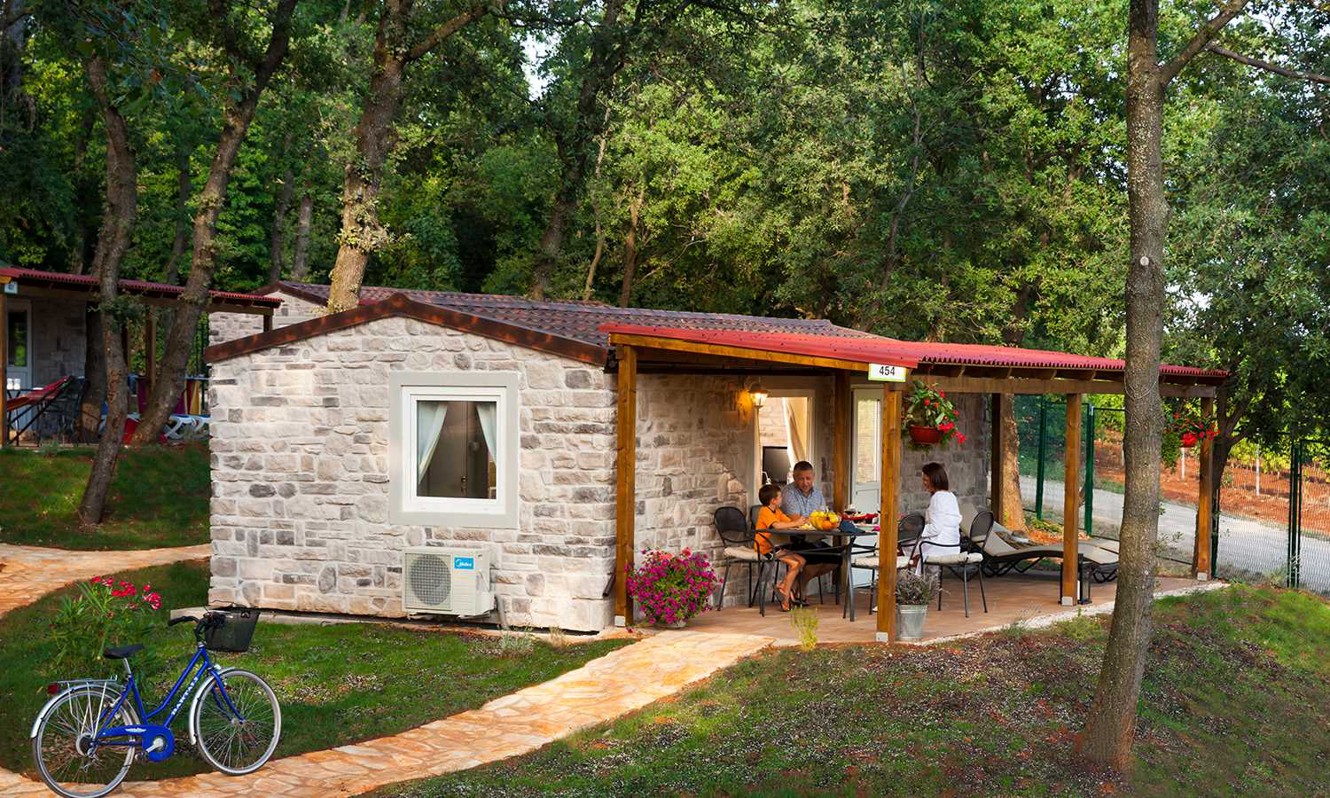 Familie auf der Terrasse des Holiday Home im Aminess Planet Camping Maravea Resort, Novigrad Kroatien