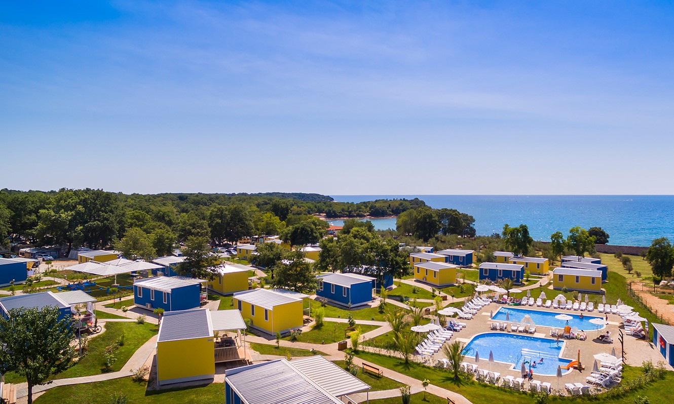 Luftaufnahme der Ferienhäuser und Pools im Aminess Planet Camping Maravea Resort, Novigrad Kroatien