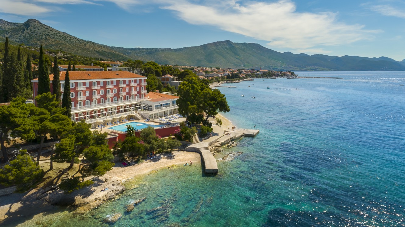 Očaravajući zračni pogled na Aminess Younique Bellevue Hotel, smješten uz slikovitu obalu Orebića, Pelješca.