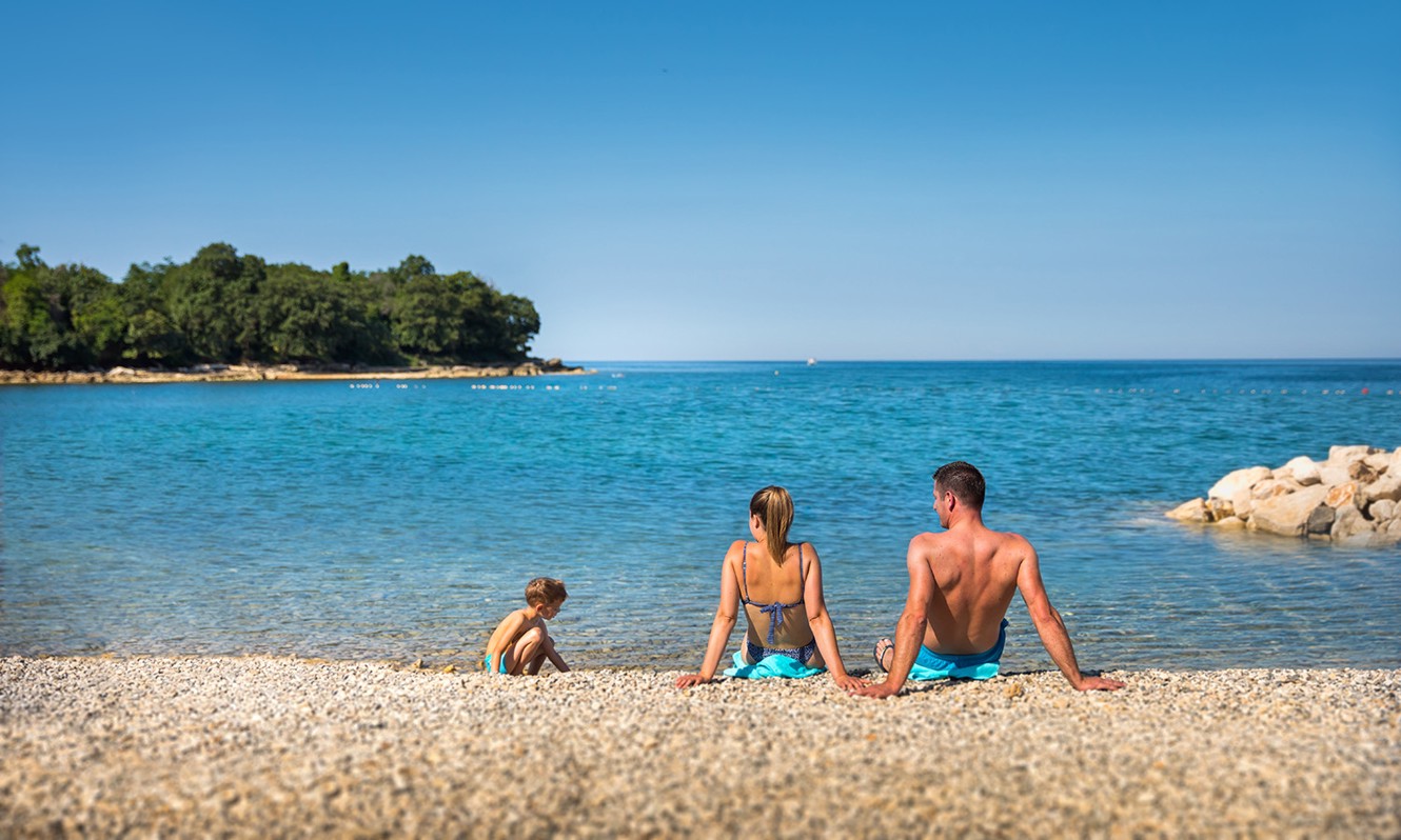 Familie am Strand bei Aminess Planet Camping Maravea Resort, Novigrad Kroatien