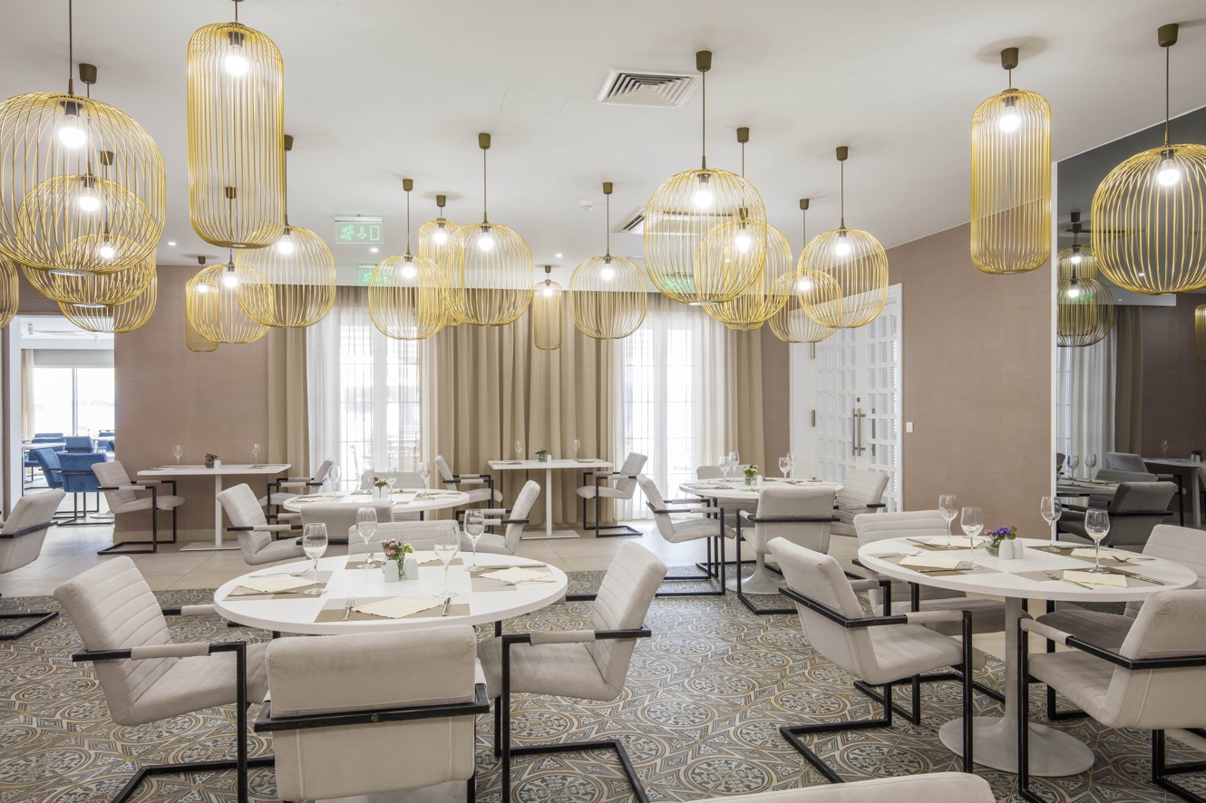 Elegantes Interieur des nahegelegenen Hotelrestaurants, mit moderner Dekoration, dekorativer Beleuchtung und stilvoller Atmosphäre, offen für Gäste des Aminess Maradiso Bellevue Village.