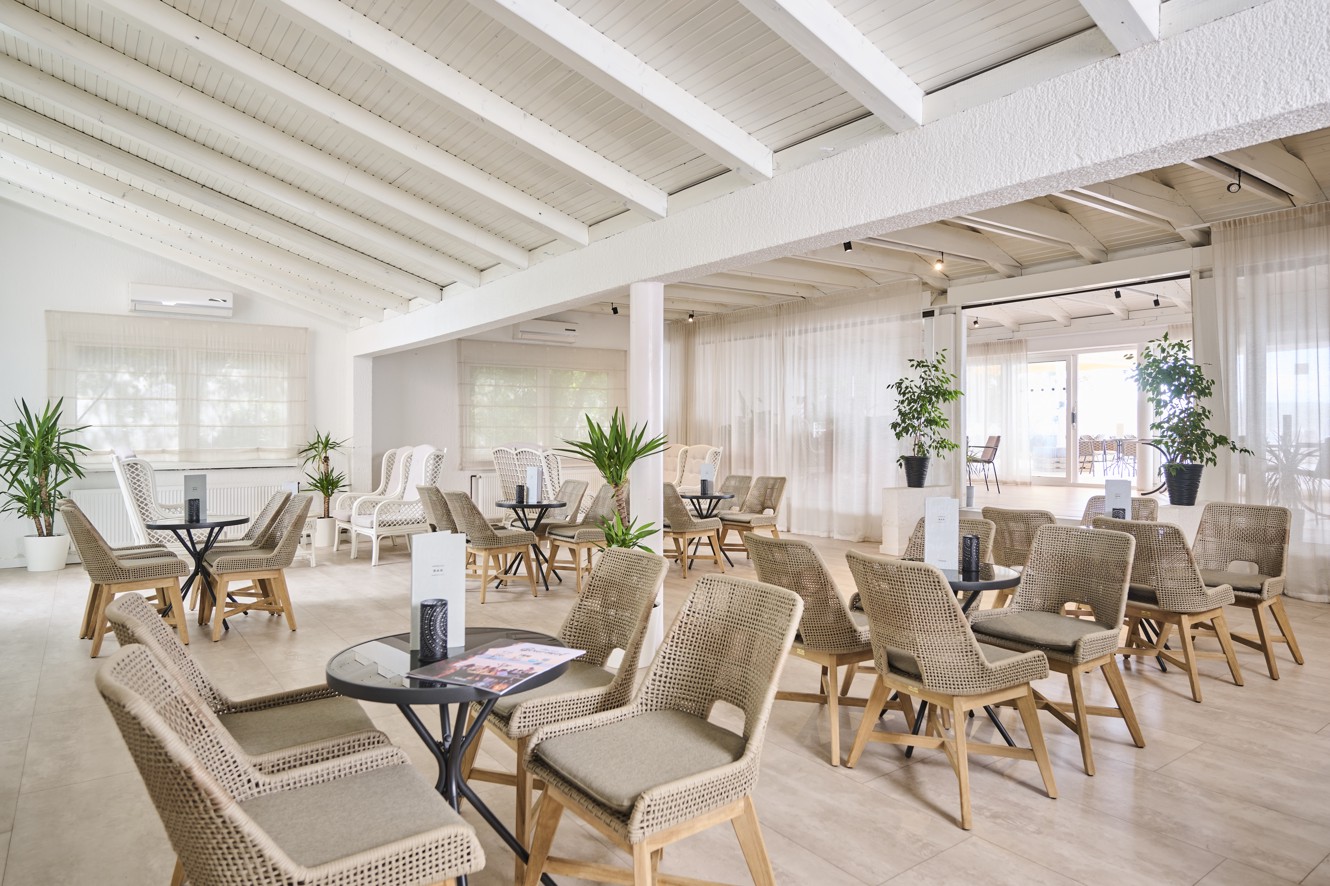 Lobby bar in Mediteran Maradiso Hotel van Aminess, serveert verfrissende drankjes in een gezellige omgeving.