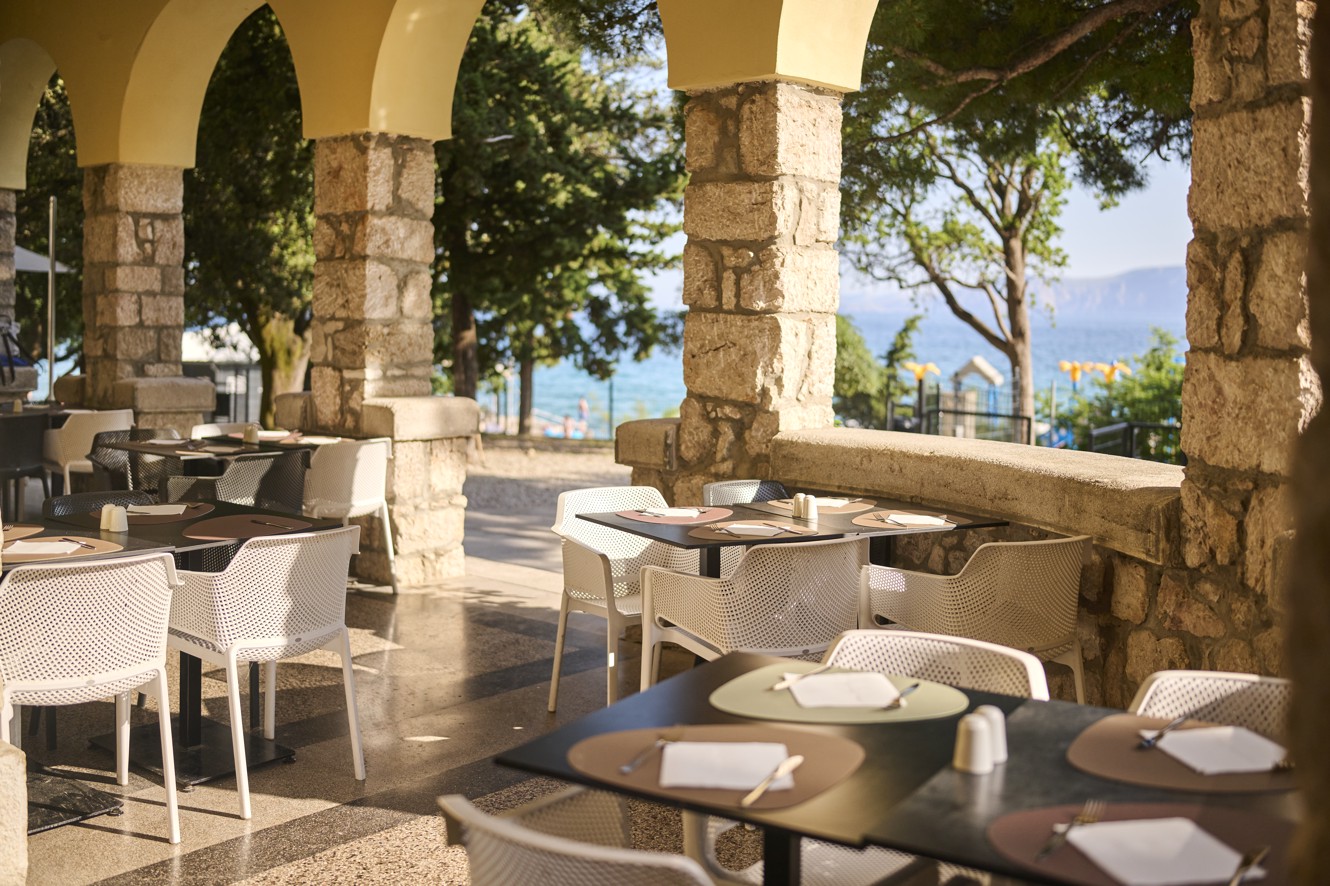 Terrazza romantica per cenare all’ombra di archi in pietra con vista mare a Novi Vinodolski.