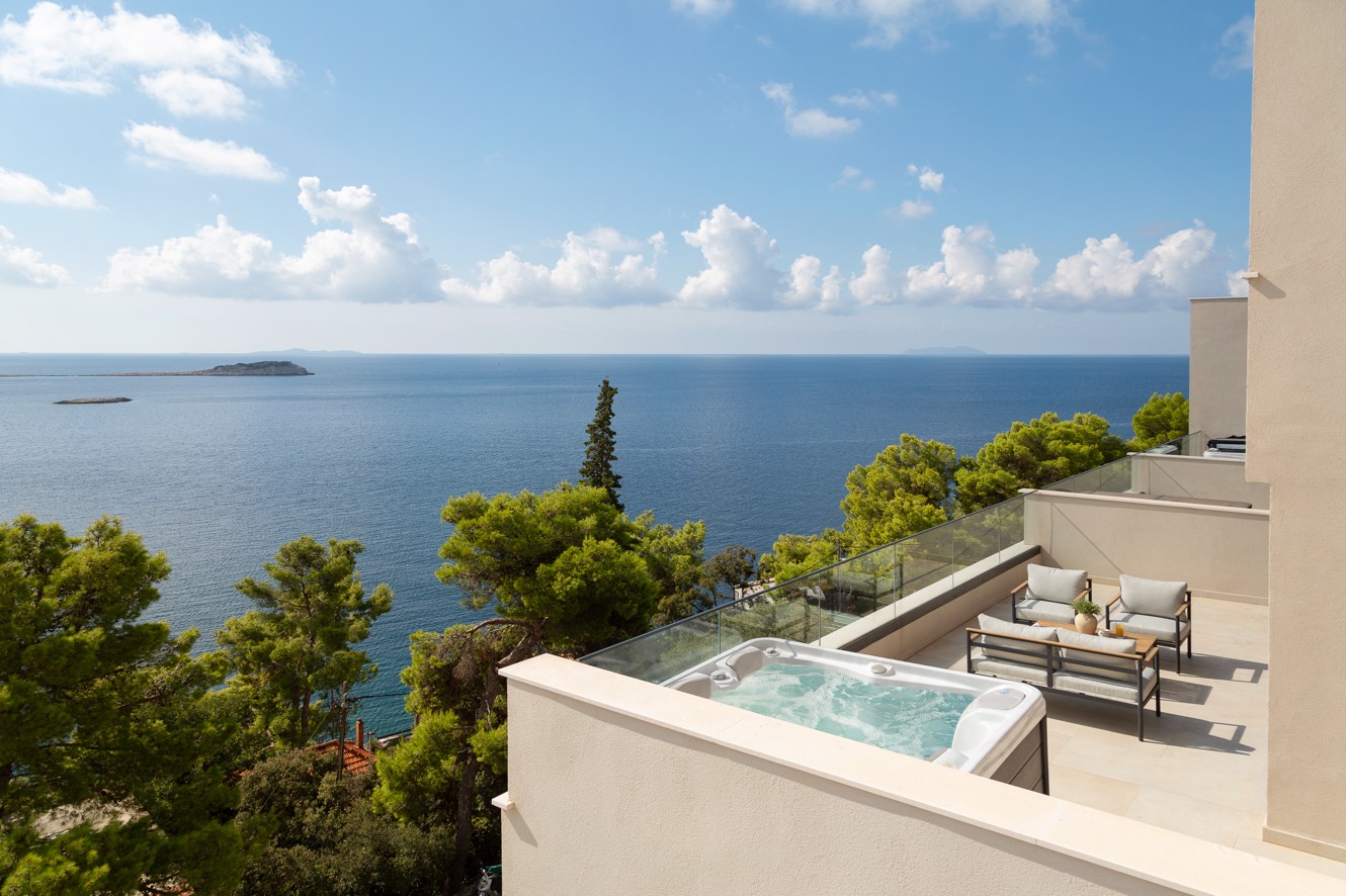 Terras in Aminess Alfir Resort met privéjacuzzi en open uitzicht op zee, omgeven door mediterrane begroeiing