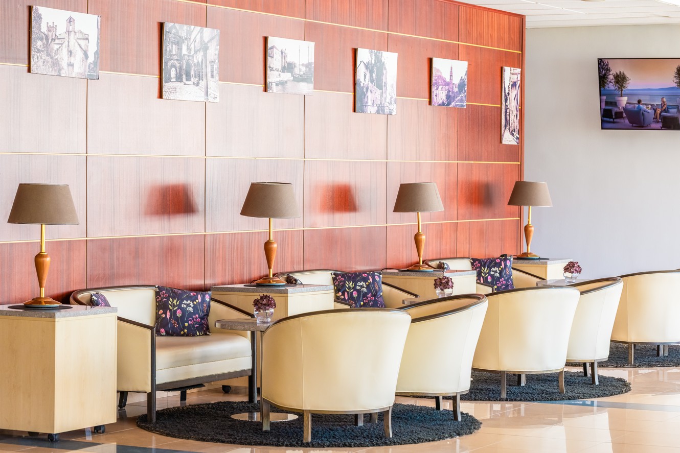 Živahna atmosfera aperitiv bara hotela s prekrasnim pogledom na okolno plavo more, bujne brežuljke i obalu otoka Korčule u Maradiso Marko Polo by Aminess.