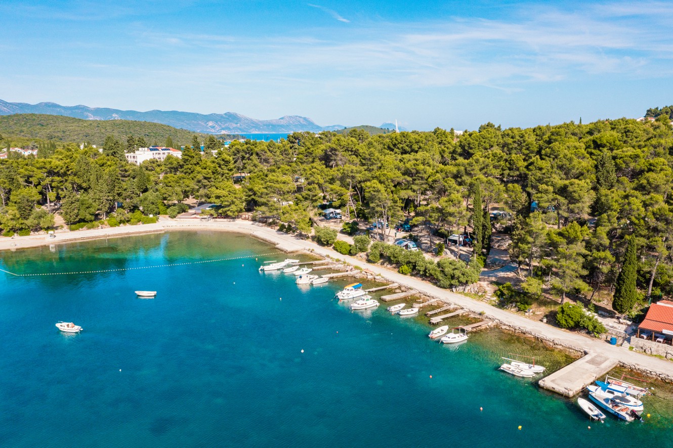 Wunderschöne Panoramaansicht des Strandes vor den Planet Camping Holiday Homes Port9, der perfekte Urlaubsort am Meer auf der Insel Korčula.