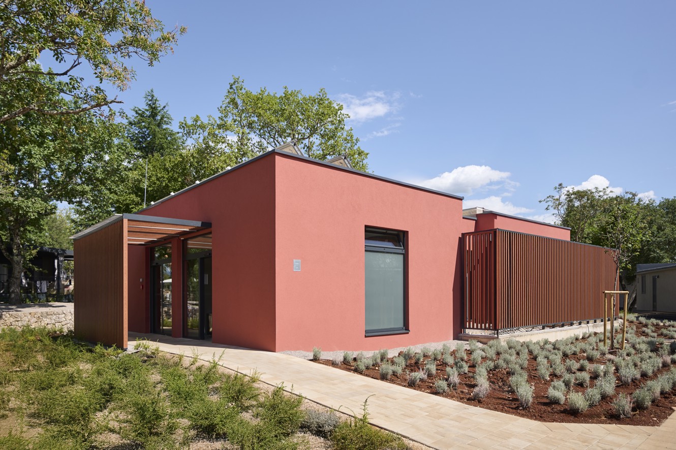 Pešačka cona z modernimi mobilnimi hišicami v Aminess Style Camping Atea Resort.