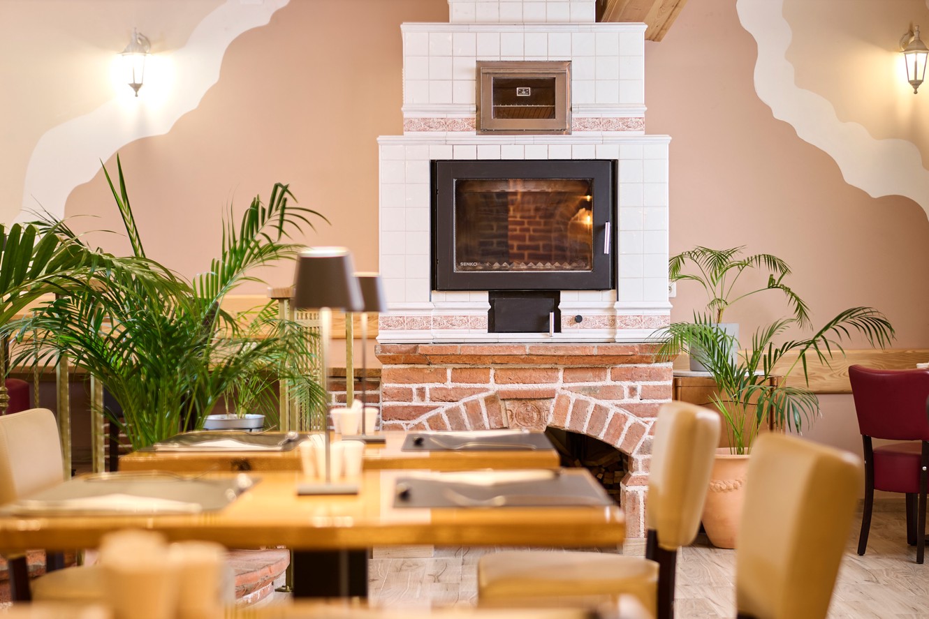 Dettaglio del ristorante dell hotel Aminess a Karlovac con camino e ambiente caldo