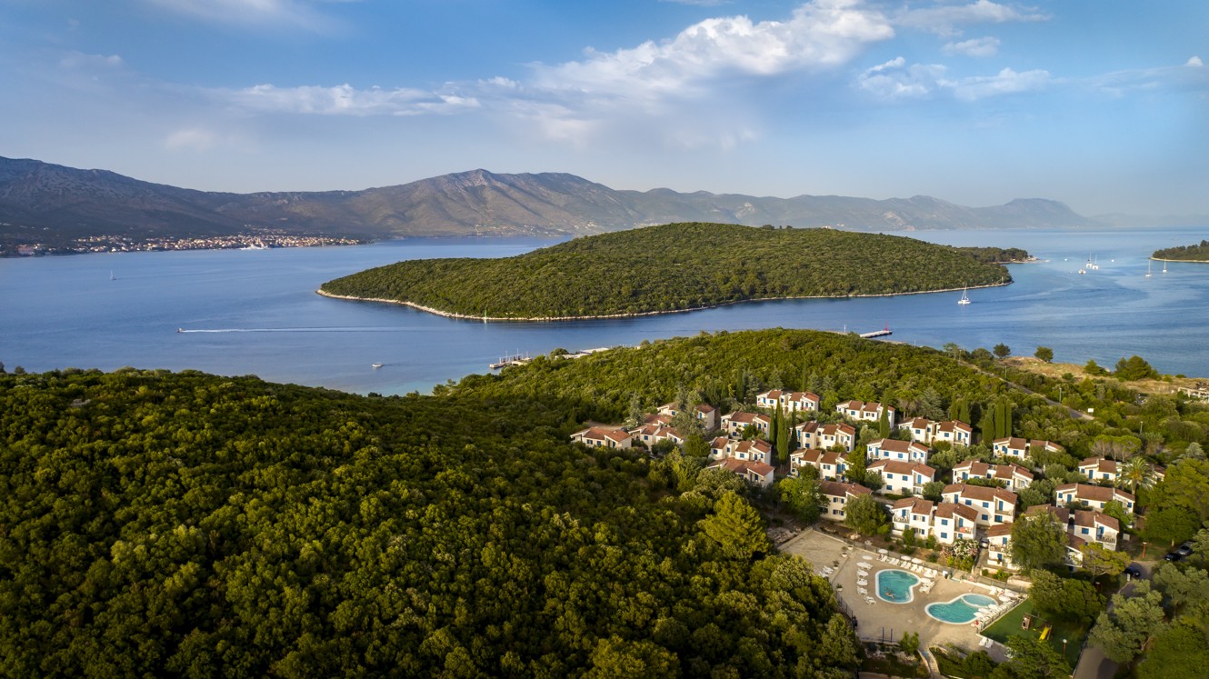 Aminess Port9 Residence location situated in the bay near lush adriatic greenery at the island of Korcula.