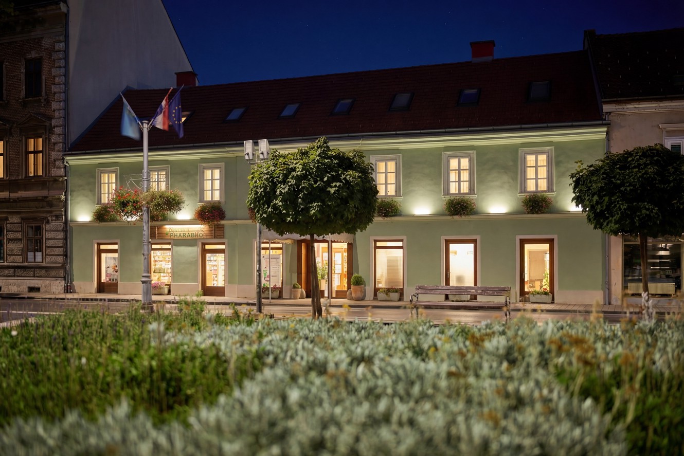 Hotel Aminess a Karlovac di notte con facciata illuminata e parco davanti