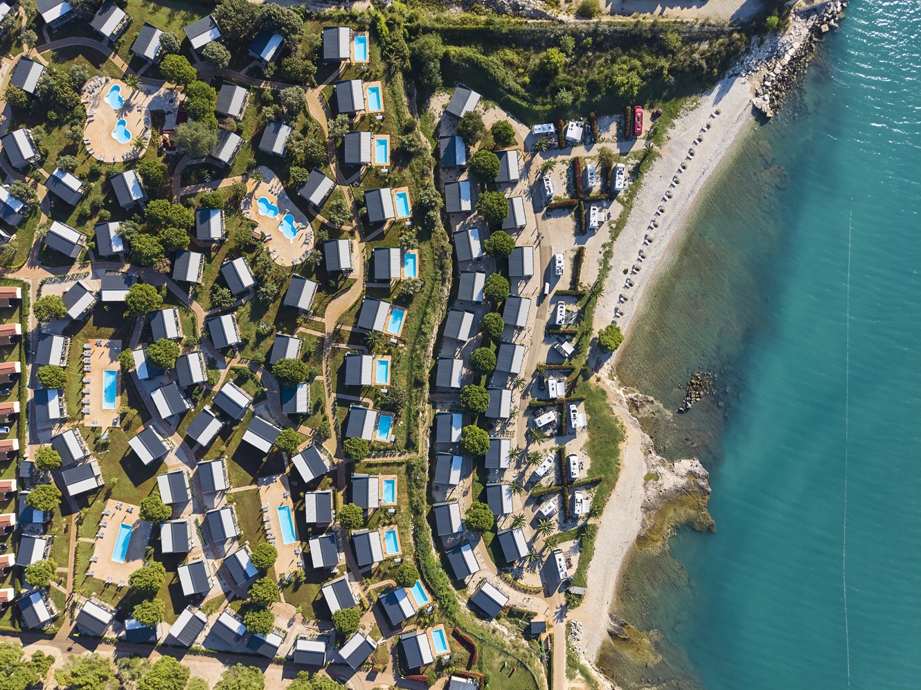 Zračni pogled na plažu i mobilne kućice u Aminess Planet Camping Sirena Holiday Homes