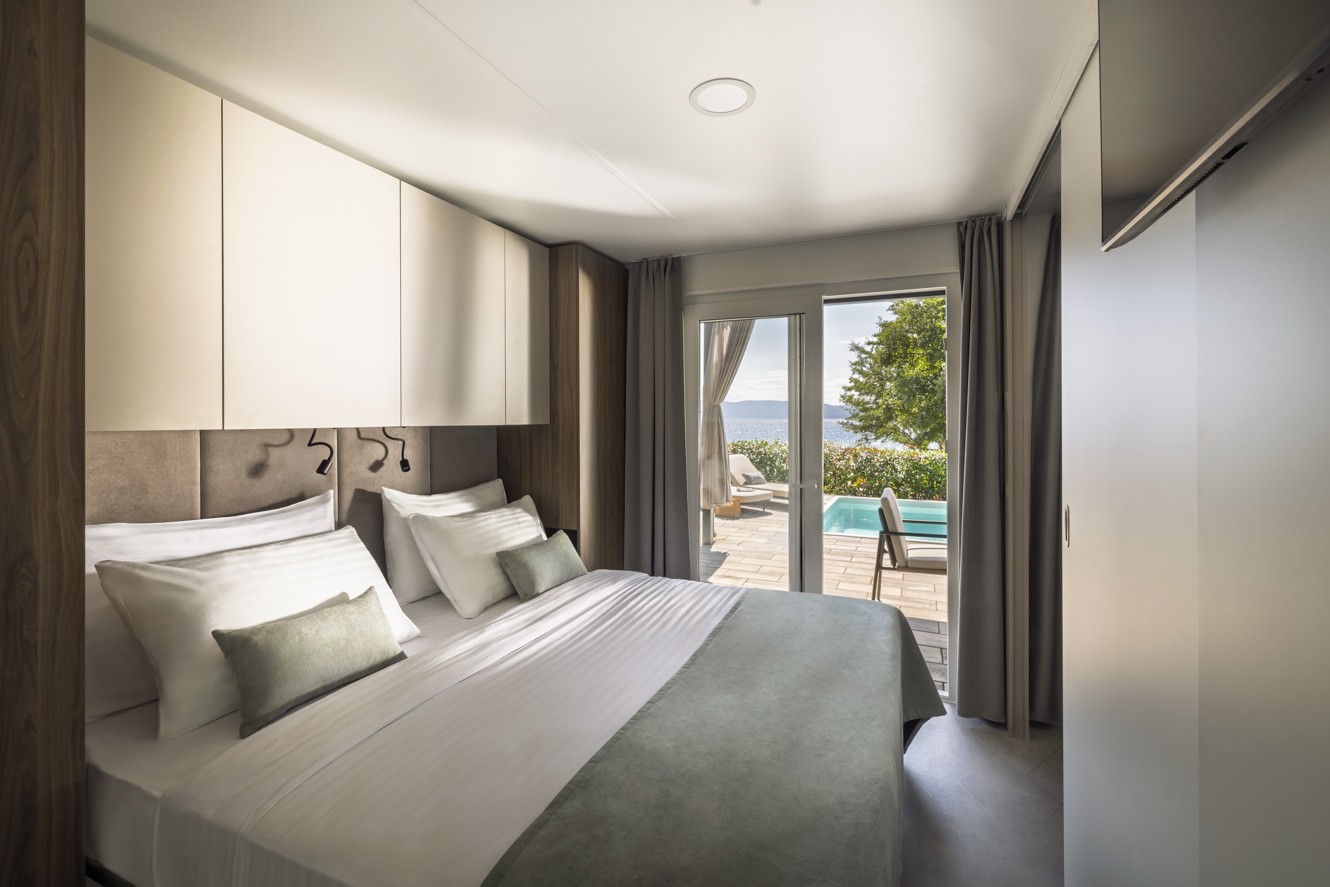Slaapkamer van een luxe stacaravan met privézwembad en uitzicht op zee, Aminess Atea Resort Krk