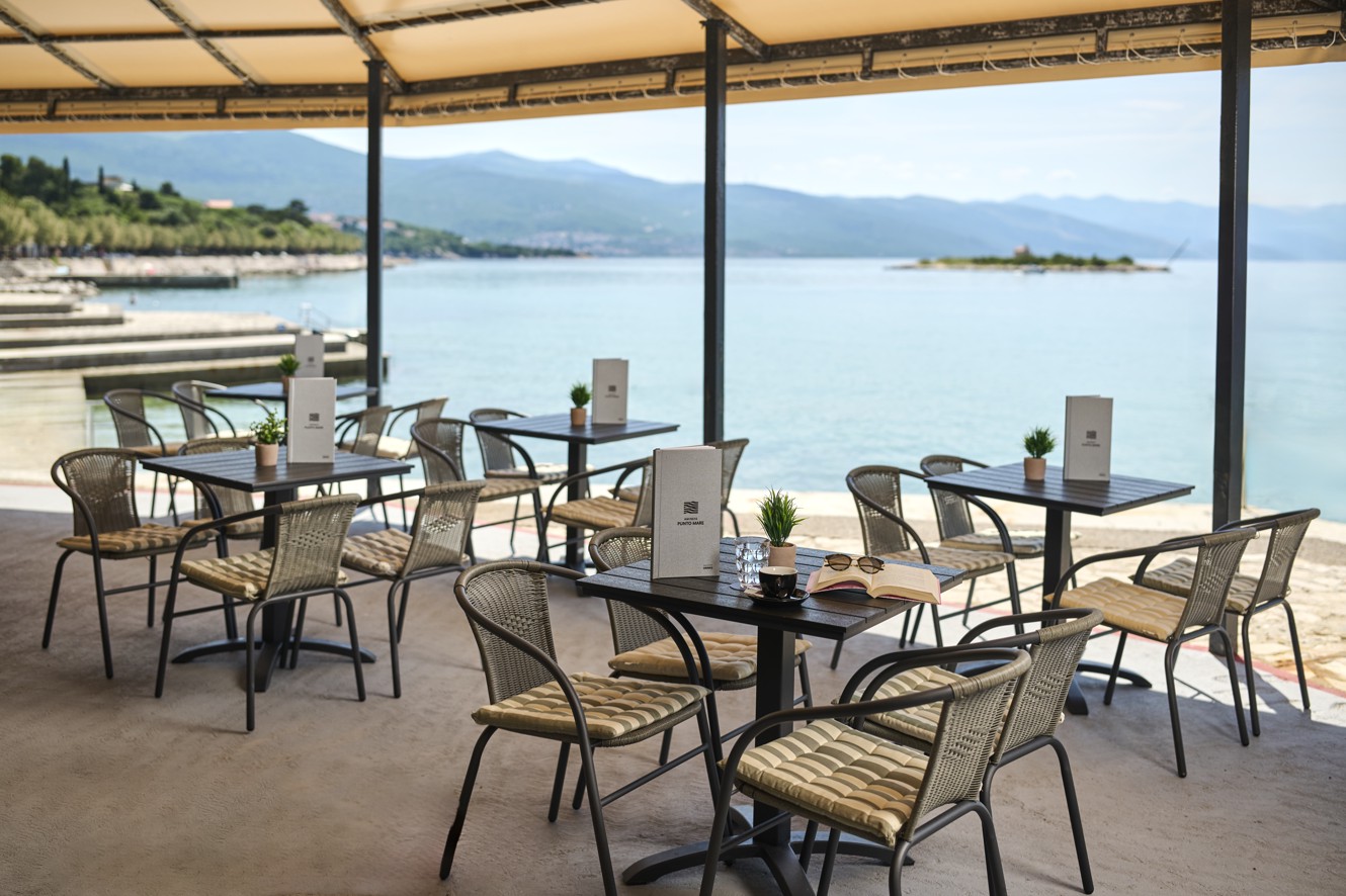 Terasa bara Punto Mare z razgledom na morje in otok pred Novim Vinodolskim