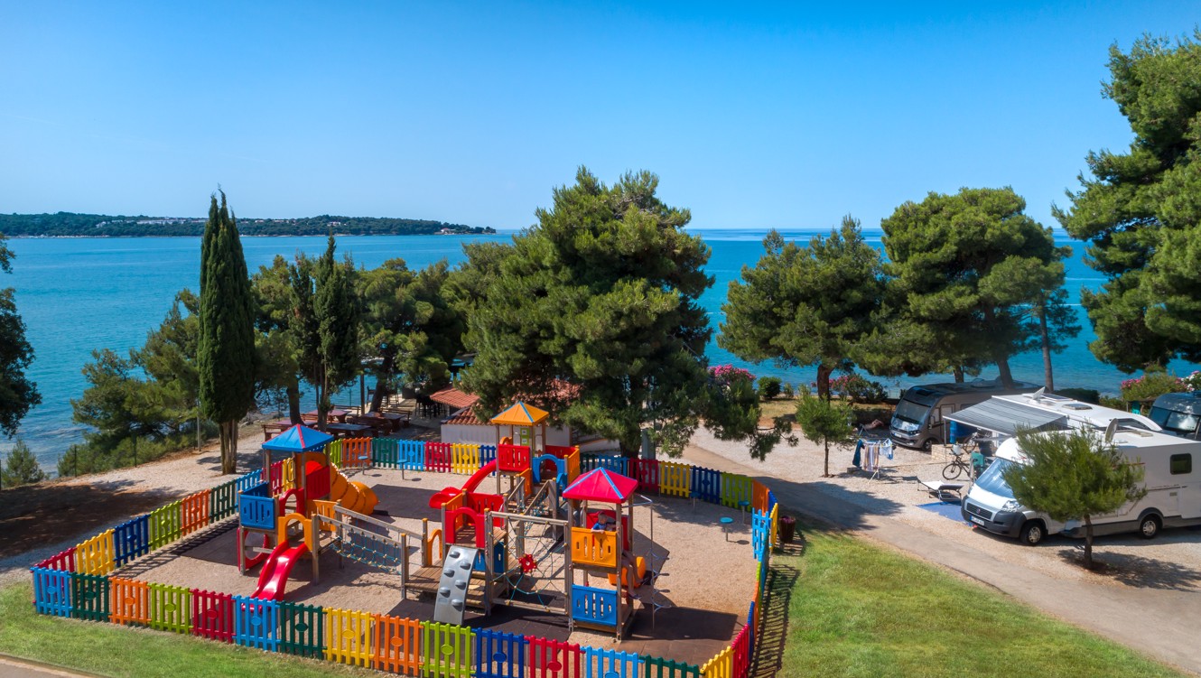 Spielplatz bei Aminess Planet Camping Sirena, Novigrad, Kroatien mit Blick auf das Adriatische Meer
