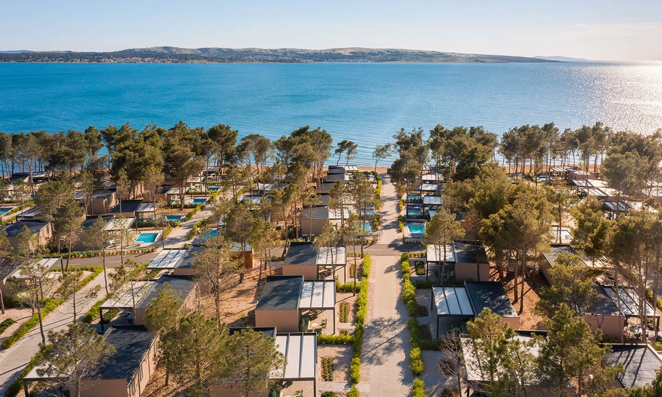 Vista dall'alto delle case della Holiday Home con piscine al resort Aminess Style Camping Avalona.