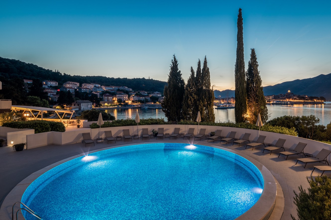 Poolbereich des Liburna Hotels bei Abendstimmung