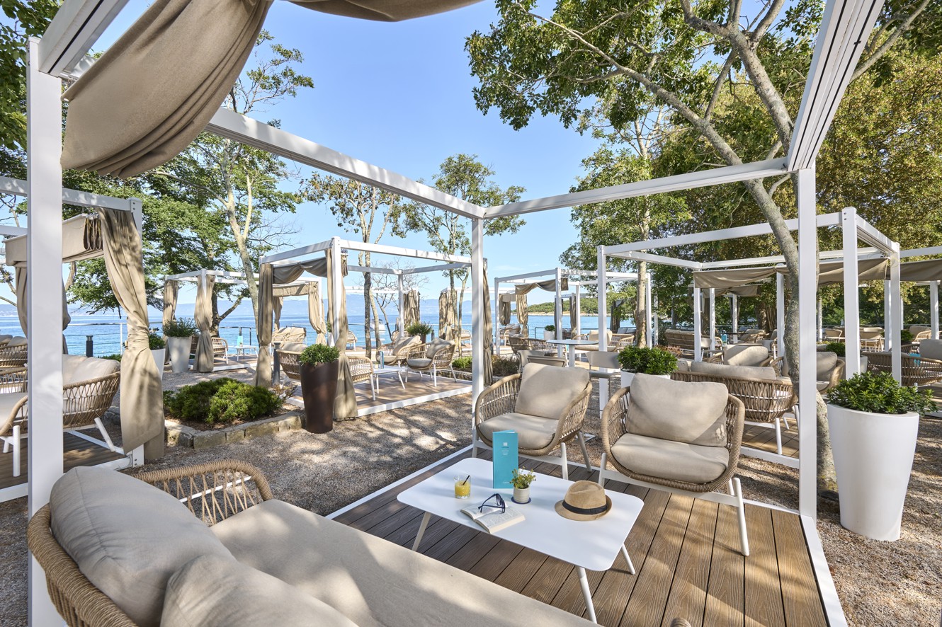 Sprostitveni kotiček z baldahini in pogledom na morje v baru Punto Mare v Aminess Atea Resortu Krk