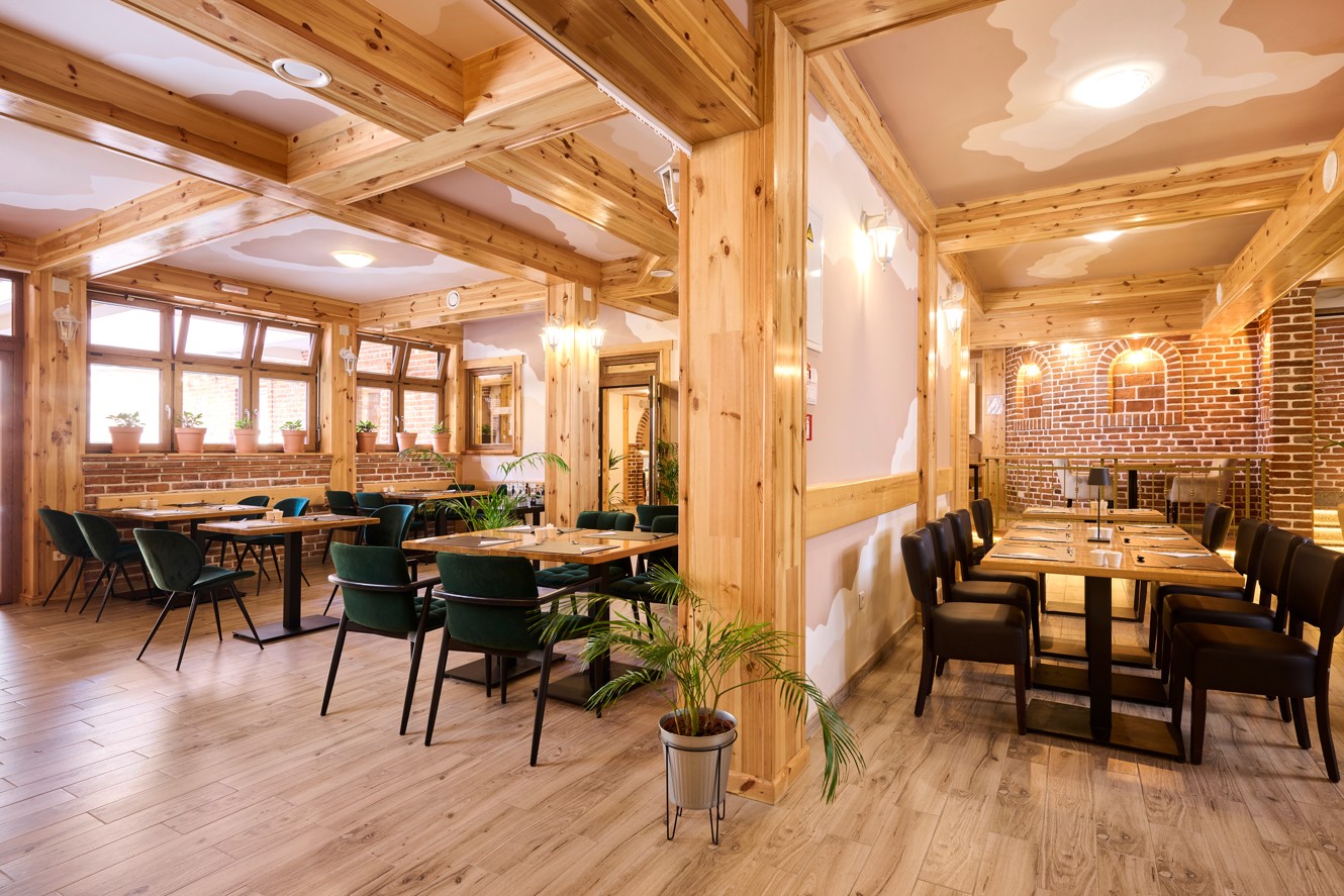 Ampia sala da pranzo del ristorante dell hotel Aminess a Karlovac con interni moderni