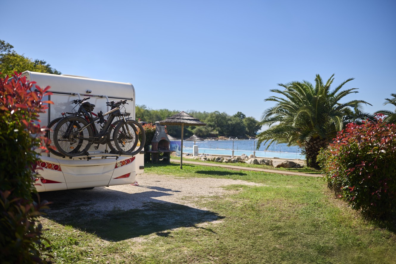 Blick auf Pitch Luxury Sea View im Aminess Planet Camping Maravea Holiday Homes, umgeben von Grün – ein idealer Ort zur Entspannung