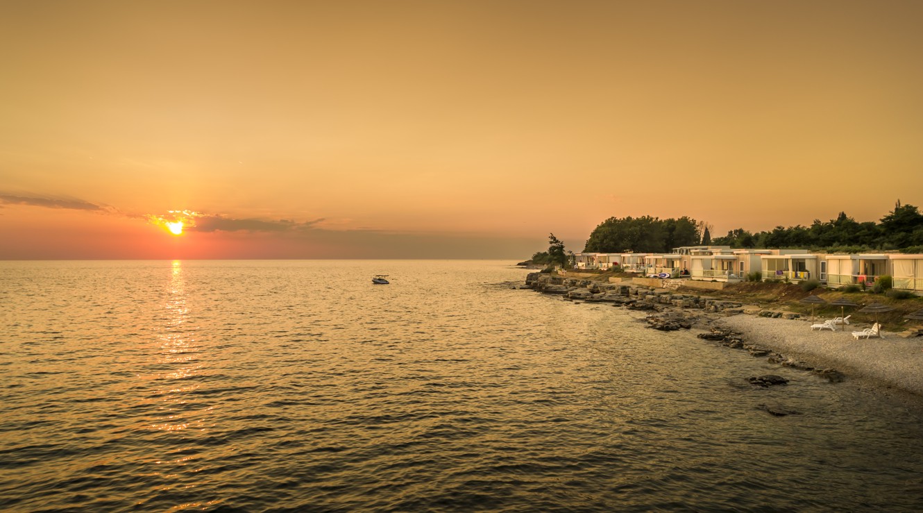 Strand und Sonnenuntergang bei Aminess Planet Camping Maravea Resort, Novigrad Kroatien
