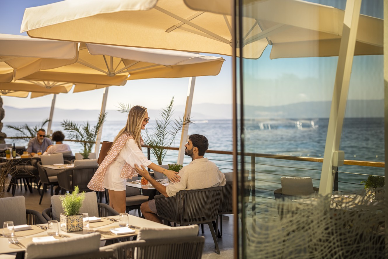 Par, ki si deli trenutek na terasi s pogledom na Jadransko morje v restavraciji in baru 7 Seas.