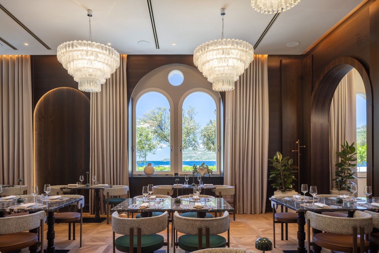 Elegantna superior dvokrevetna soba s pogledom na more u hotelu Younique Korčula Heritage