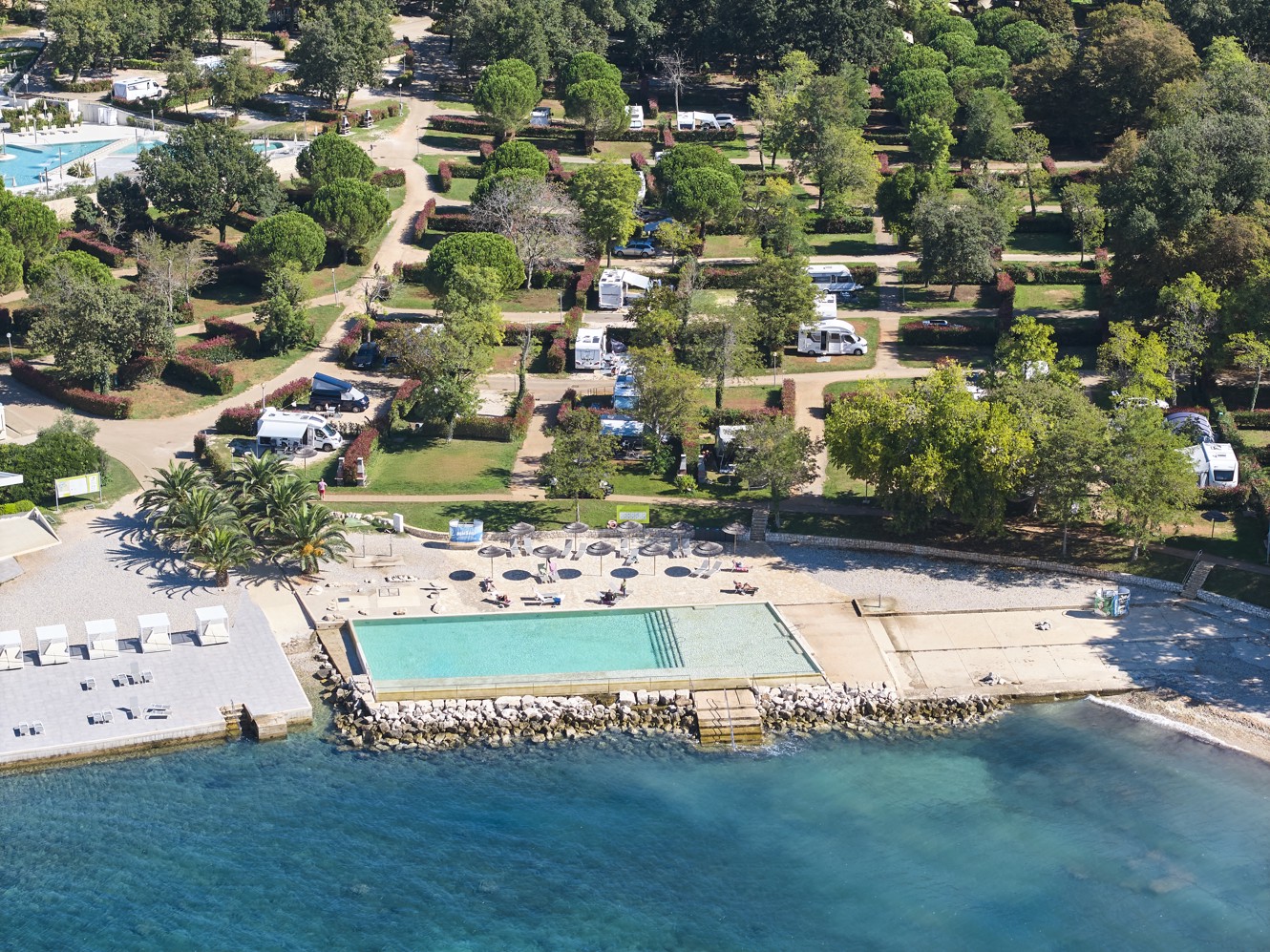 Panoramablick auf Pitch Luxury Sea View im Aminess Planet Camping Maravea Holiday Homes, umgeben von Grün – ein idealer Ort zur Entspannung