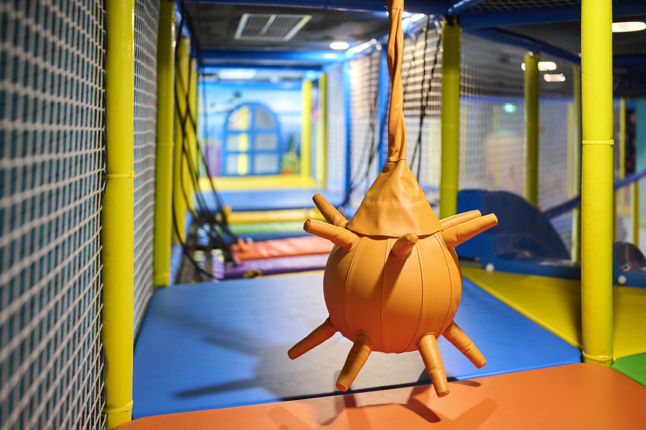 Parco divertimenti interno Ami presso Aminess Vival Casa Lišanj, con un'area arrampicata e attività coinvolgenti per i bambini.