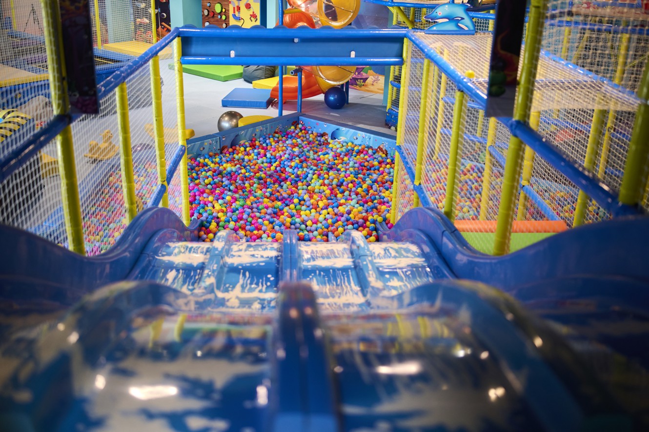 Scivoli colorati che conducono in una piscina di palline presso Ami Fun Park in Aminess Vival Casa Lišanj.