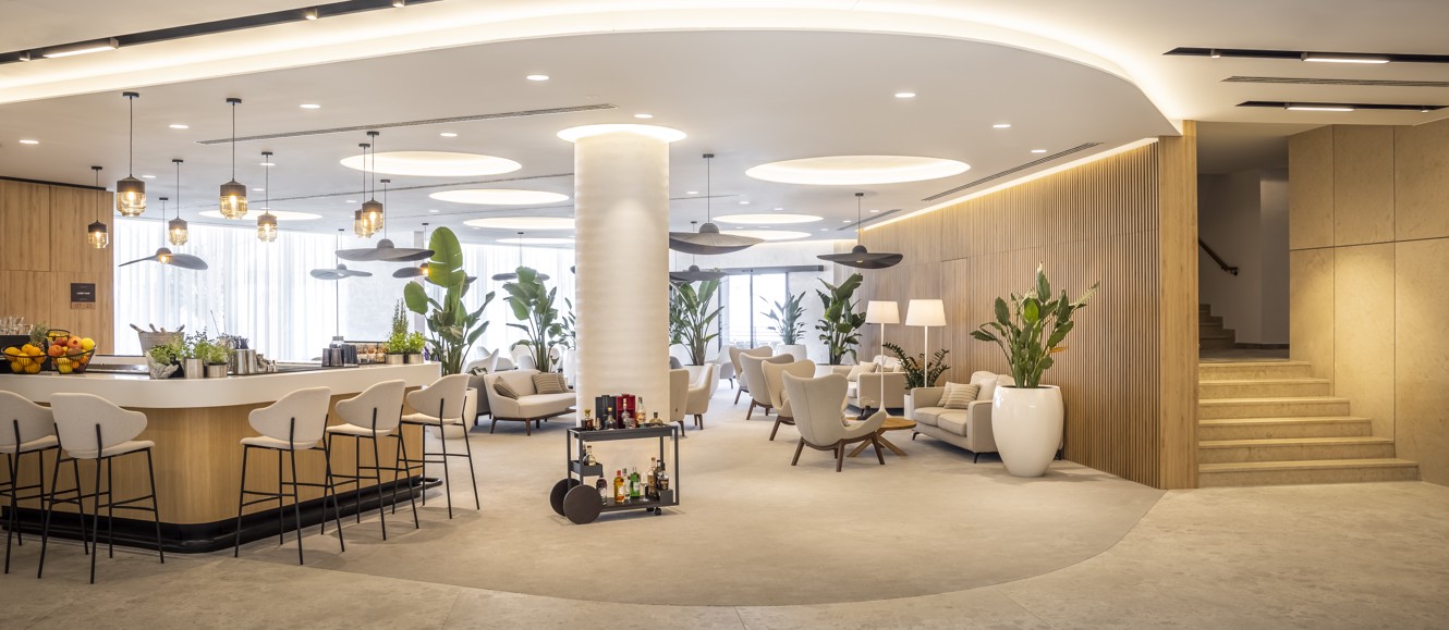 "Eleganter Lobbybereich des Aminess Laurel Khalani Hotels."