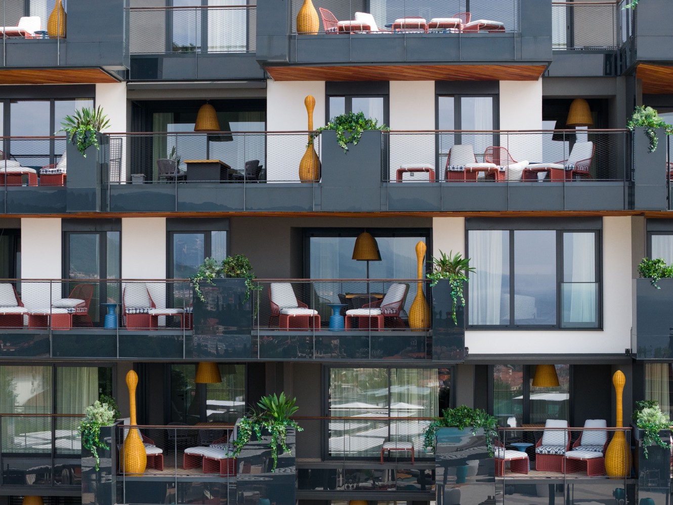 Fasada Aminess Vollo Residences s opremljenim balkonima.