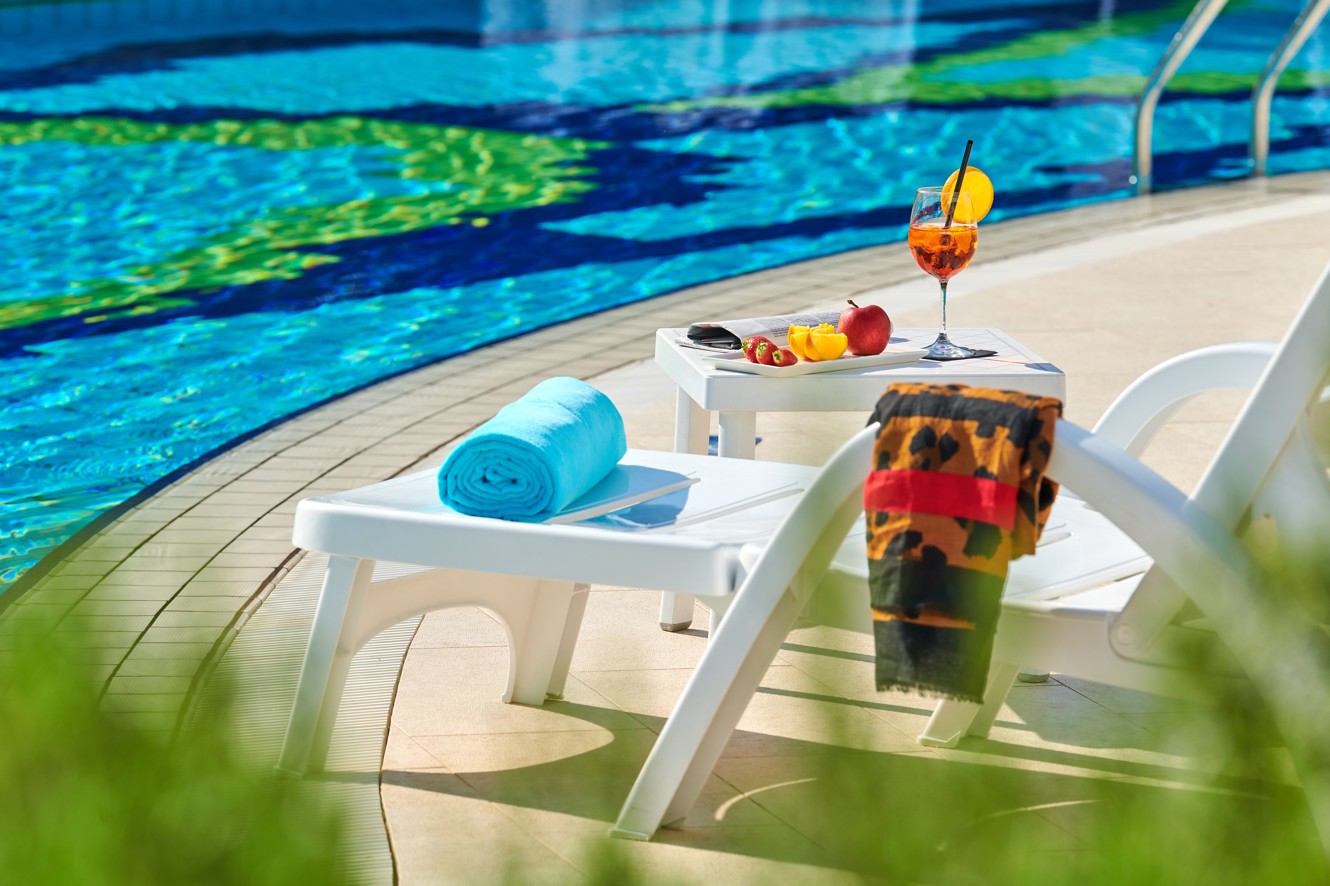 Relax a bordo piscina presso Aminess Maradiso Hotel Laguna, Novigrad