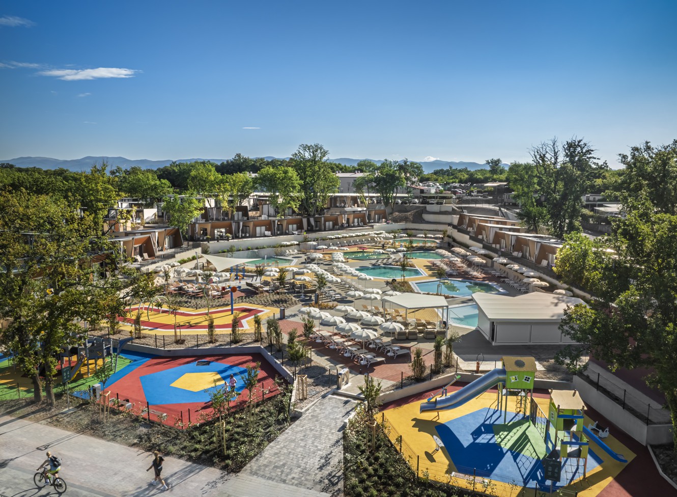 Panoramski pogled na kompleks bazenov v Aminess Style Camping Atea Resortu