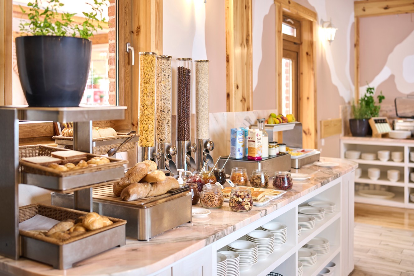 Buffet della colazione dell hotel Aminess a Karlovac con selezione di dolci, cereali e creme spalmabili