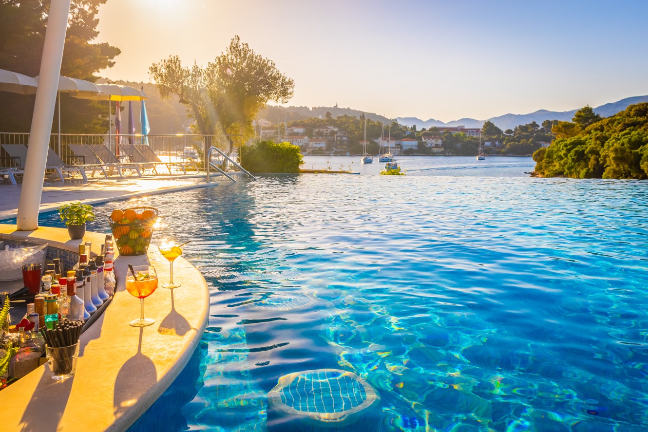 Cocktails at the poolside bar counter at Pool Bar Argola in the Aminess Vival Port9 Resort.